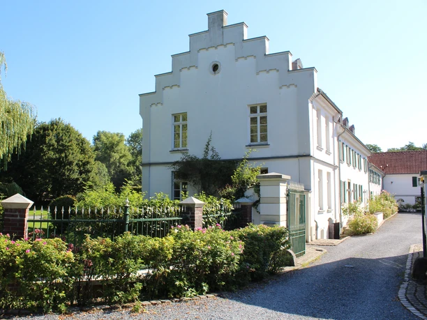 Haus Morp in Erkrath Historische Villa in Erkrath, umgeben von gepflegtem Garten und majestätischer Baumkulisse.