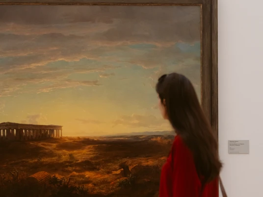 Museum der bildenden Künste - Museen in Leipzig Ausstellungsraum im Museum der bildenden Künste Leipzig mit einem Gemälde an der Wand und einer Besucherin davor, Galerie, Kultureinrichtung