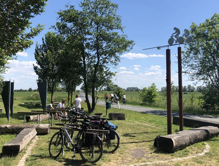 Fahrradrastplatz Pünte Das Bild zeigt den Fahrradrastplatz