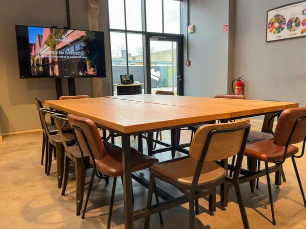 Seminarraum Gruppentisch.jpg