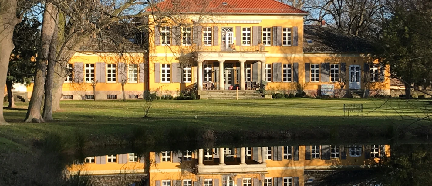 Spaziergang durch den Gutspark Mahndorf Spaziergang durch den Gutspark Mahndorf