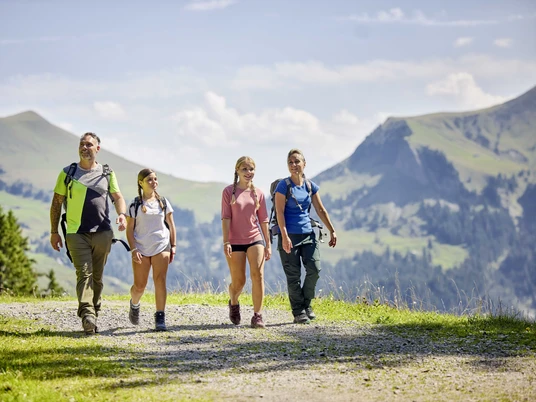 Goldi-Safari Familie wandert auf der Klewenalp-Stockhütte.