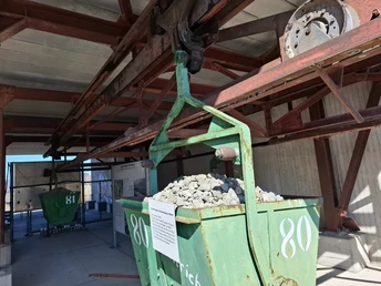 Dauerausstellung Hartsteinwerk Werdenfels Eschenlohe Seilbahnwagen mit Schotter