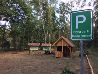 Hier geht's los. Platz genug für Eure Gespanne, Anbinde-Möglichkeiten und eine kleine Schutzhütte für den Klönschnack nach dem Ausritt.