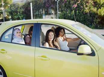 Iris Hassid, Samar, Aya, Saja und Manar, grünes Auto, Ramat Aviv (c) Iris Hassid .jpg Iris Hassid: Samar, Aya, Saja und Manar, grünes Auto, Ramat Aviv