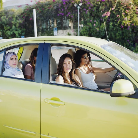 Iris Hassid, Samar, Aya, Saja und Manar, grünes Auto, Ramat Aviv (c) Iris Hassid .jpg