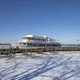 weisse-flotte-winter Ausflugsschiff „Bad Zwischenahn“ liegt am winterlichen, teils zugefrorenen Zwischenahner Meer.