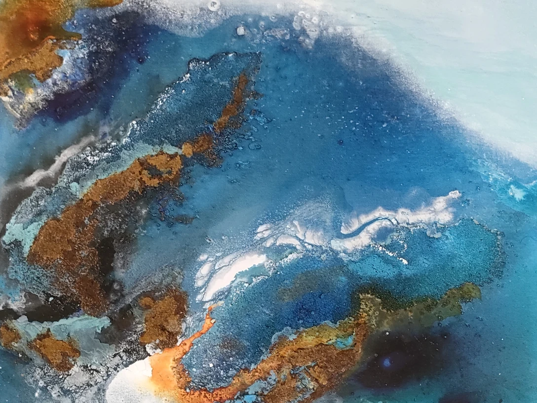 Bild von Rixte Deterts Abstrakte Komposition aus Blau-, Braun- und Weißtönen, die an bewegtes Wasser und Gestein erinnert.