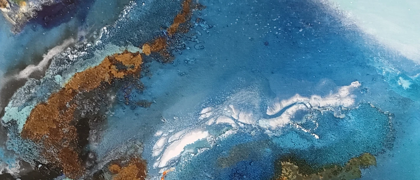 Bild von Rixte Deterts Abstrakte Komposition aus Blau-, Braun- und Weißtönen, die an bewegtes Wasser und Gestein erinnert.