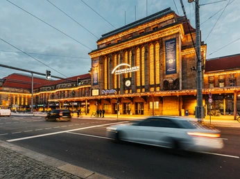 Promenaden Hauptbahnhof Leipzig - Shopping in Leipzig Blick auf die mit Lichterketten behangene hell erleuchtete Osthalle des Promenaden Hauptbahnhofs Leipzig zur Vorweihnachtszeit, Shopping, Anreise, VerkehrView of the brightly lit east hall of Leipzig's Promenaden main station, hung with fairy lights in the run-up to Christmas, Shopping, Arrival, TrafficPohled na zářivě osvětlenou východní halu lipského hlavního nádraží Promenaden, která je v předvánočním čase ověšena pohádkovými světýlky, nakupování, cestování, dopravaWidok na jasno oświetloną halę wschodnią dworca głównego Promenaden w Lipsku, obwieszoną lampkami w okresie przedświątecznym, zakupy, podróże, transportZicht op de helder verlichte oosthal van het hoofdstation Promenaden in Leipzig, behangen met sprookjesachtige lichtjes in de aanloop naar Kerstmis, winkelen, reizen, vervoerVeduta della hall est della stazione centrale Promenaden di Lipsia, illuminata con luci fiabesche in vista del Natale, shopping, viaggi, trasporti
