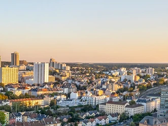 1200x900 RheinMain_Frankfurt_Skylineblick Lindner Hotel_1_©#visitrheinmain, David Vasicek.jpg Blick auf Frankfurt Sachsenhausen