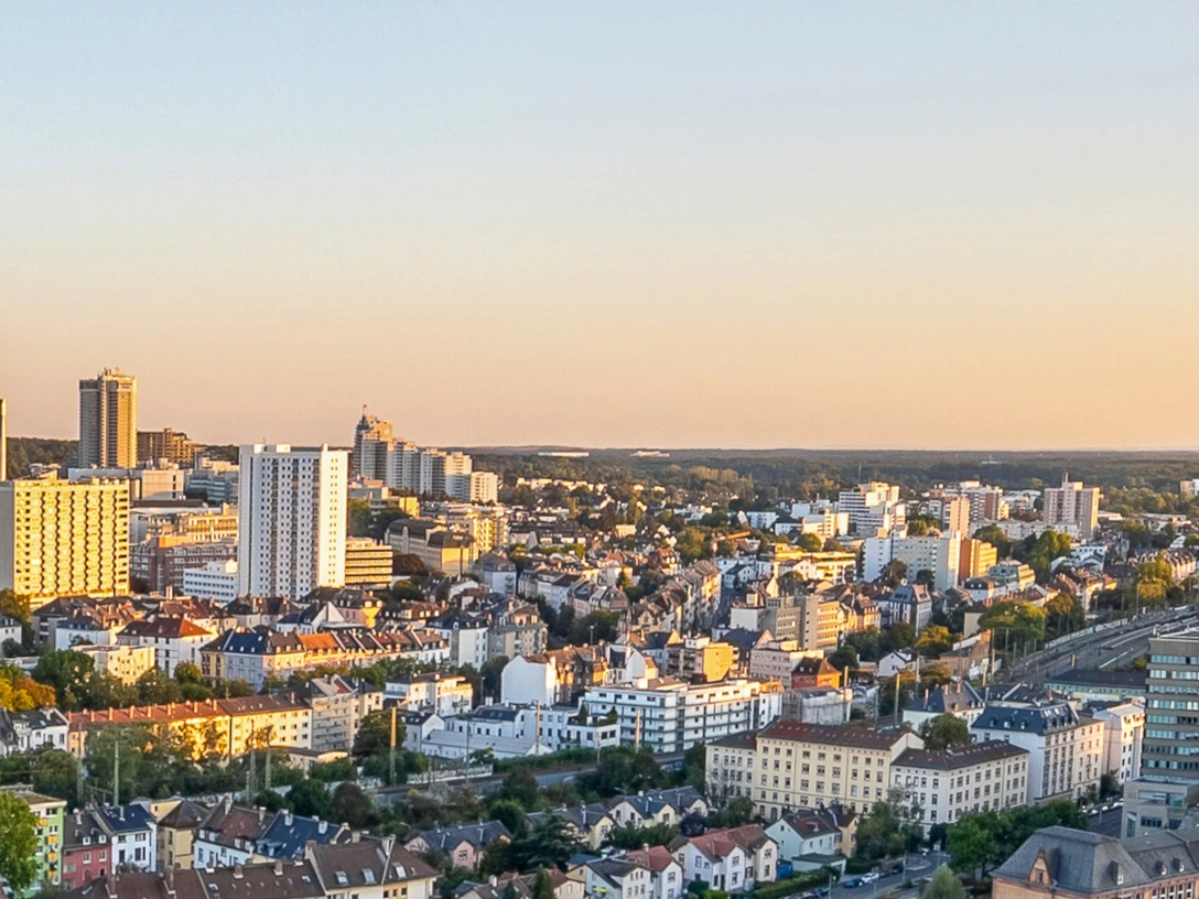 1200x900 RheinMain_Frankfurt_Skylineblick Lindner Hotel_1_©#visitrheinmain, David Vasicek.jpg Blick auf Frankfurt Sachsenhausen