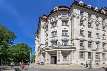 Museum in der "Runden Ecke" - Museen in Leipzig Blick auf das Gebäude mit der runden Ecke, in dem sich das gleichnamige Museum in der "Runden Ecke" befindet, strahlend blauer Himmel im Hintergrund, Gedenkstätte, Geschichte