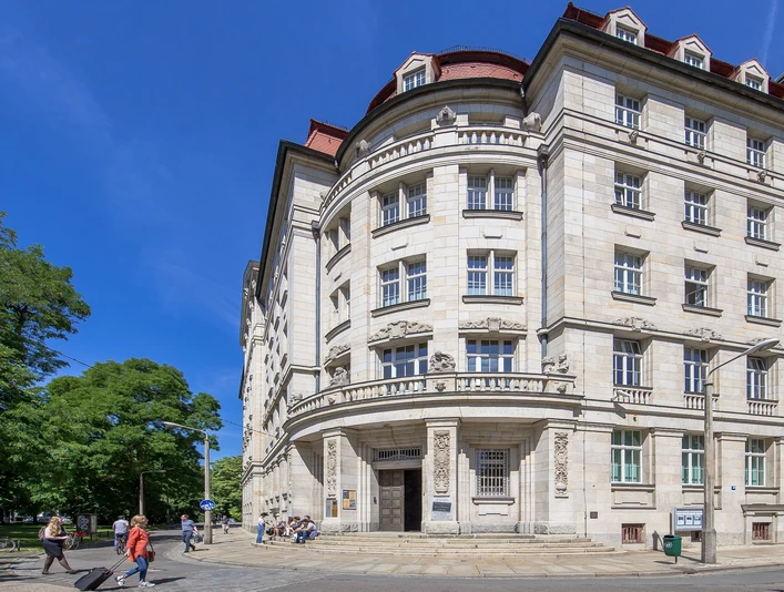 Museum in der "Runden Ecke" - Museen in Leipzig Blick auf das Gebäude mit der runden Ecke, in dem sich das gleichnamige Museum in der "Runden Ecke" befindet, strahlend blauer Himmel im Hintergrund, Gedenkstätte, Geschichte