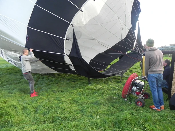 Aufrüstung eines Heißluftballons von der Ballonfahrt Dunker Müller Aufrüstung eines Heißluftballons von der Ballonfahrt Dunker Müller