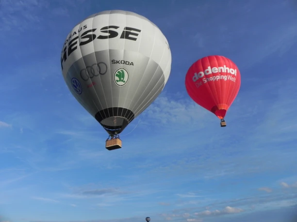 Autohof Hesse und der Dodenhof-Ballon von der Ballonfahrt Dunker Müller Autohof Hesse und der Dodenhof-Ballon von der Ballonfahrt Dunker Müller