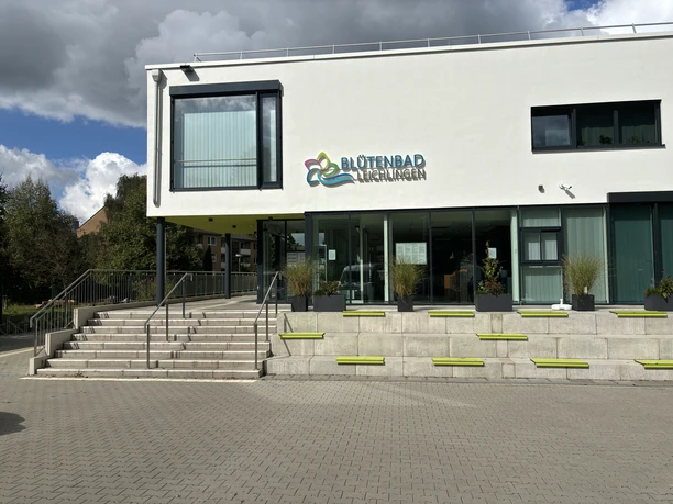 Blütenbad Leichlingen Blütenbad Leichlingen mit moderner Fassade, Treppenaufgang und bepflanzten Pflanzkästen.