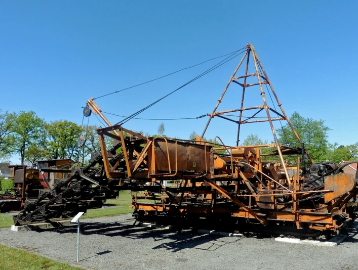 5_Freigelände_Strenge_Bagger_ Foto_ Moor- und Fehnmuseum Elisabethfehn_klein.jpg