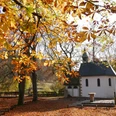 Seitenansicht der Kluskapelle bei Neuheerse im Herbst