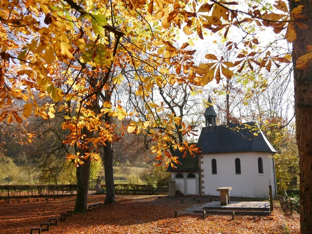 Seitenansicht der Kluskapelle bei Neuheerse im Herbst