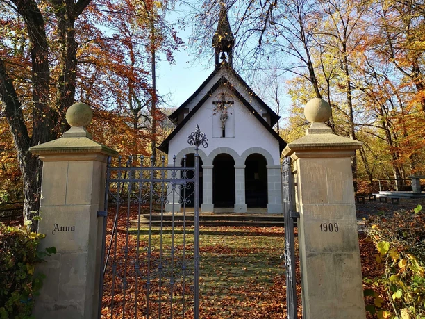 Bad Driburg_Kluskapelle Neuenheerse_Kulturland Kreis Höxter-K-Krajewski.jpg Blick durch das öffenstehe Tor auf die Kluskapelle im Herbst