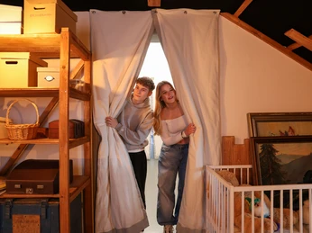 Erlebnisausstellung Wurzeln und Flügel Torgau zu sehen sind zwei junge Besucherinnen die zusammen die Erlebnisausstellung Wurzeln und Flügel in Torgau erkunden.