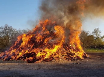 Osterfeuer Burhave Bild.jpeg