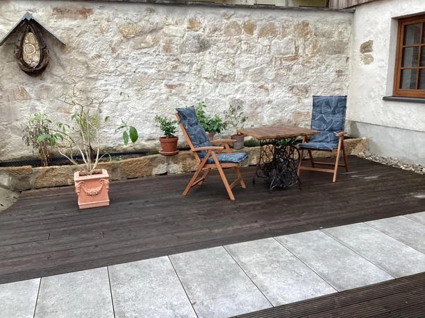 Terrasse mit Gartenmöbel