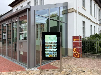 Infoterminal am Rathaus Thedinghausen Infoterminal vor dem Rathaus Thedinghausen mit digitalem Display und angrenzender Fahrradladestation.