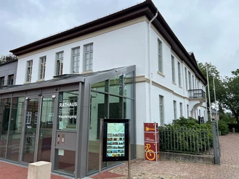 Infoterminal am Rathaus Thedinghausen Infoterminal am historischen Rathaus Thedinghausen vor modernem Glasvorbau; links, Bäume rechts.