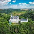 Schloss Rochsburg - Schlösser der Leipzig Region Vogelperspektive auf Schloss Rochsburg umgeben von grünen Wäldern und Feldern in der Ferne, Ausflugsziel, Wandern