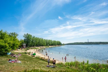 Kulkwitzer See Zu sehen ist der Strand mit vielen Badegästen an einem sonnigen Tag am Kulkwitzer See.