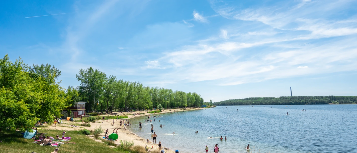 Kulkwitzer See Zu sehen ist der Strand mit vielen Badegästen an einem sonnigen Tag am Kulkwitzer See.