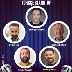 Fünf türkische Stand-up-Comedians auf einem Plakat vor Mikrofonen.