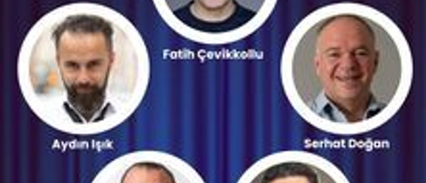 Fünf türkische Stand-up-Comedians auf einem Plakat vor Mikrofonen.