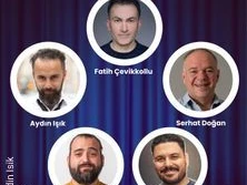 Fünf türkische Stand-up-Comedians auf einem Plakat vor Mikrofonen.