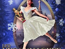 Ballerina in weißem Kleid tanzt strahlend vor winterlichem Hintergrund, hält dekorativen Nussknacker.