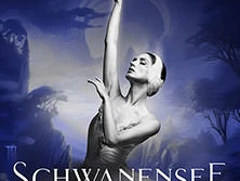 Eine Ballerina in klassischer Pose, umgeben von märchenhaftem Bühnenhintergrund. Text: "Schwanensee".