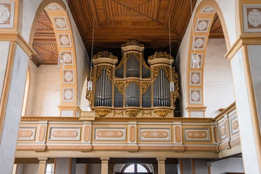 Silbermann-Orgel in der St. Georgenkirche Rötha - Orgeln in der Leipzig Region Blick auf die reichlich verzierte Silbermann-Orgel aus dem Jahr 1721 in der St. Georgenkirche Rötha, Leipzig Region