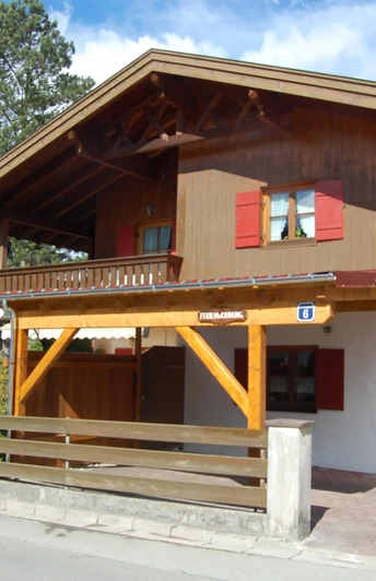 Hauptansicht mit Carport