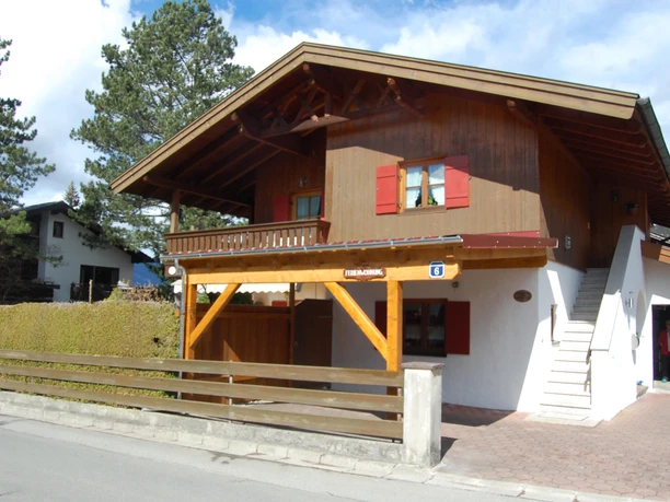 Hauptansicht mit Carport