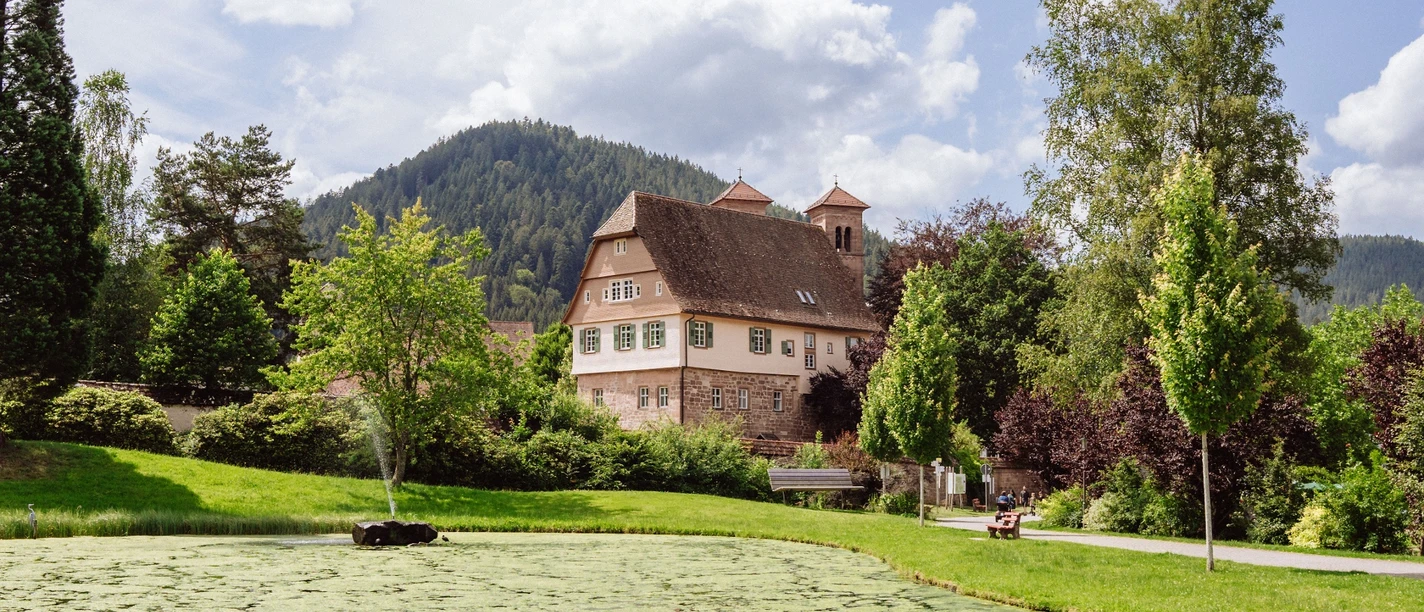 Kurpark Klosterreichenbach mit Blick auf den Teich und die Münsterkirche