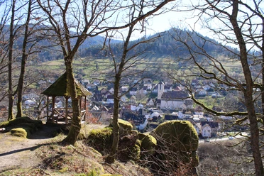 Eulenfelsenpavillon mit Blick auf Gausbach