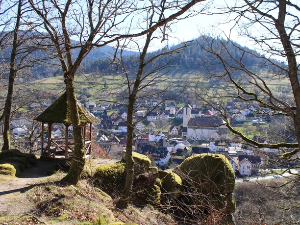 Eulenfelsenpavillon mit Blick auf Gausbach