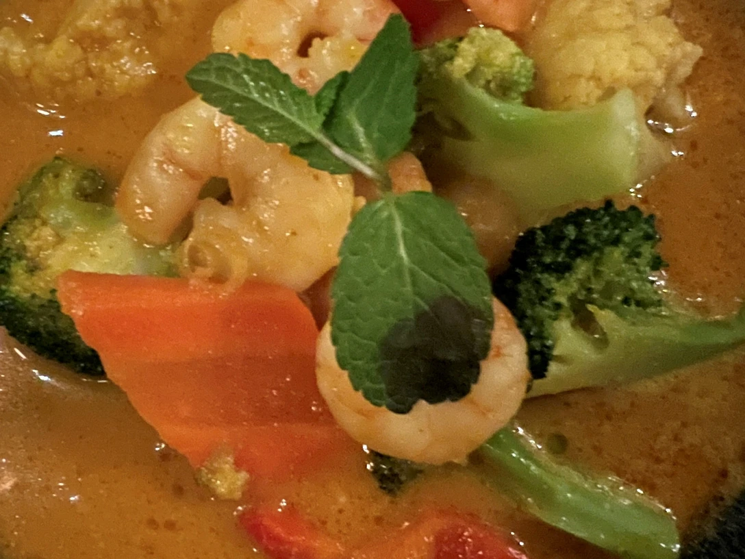 Chinesisches Gericht Ein farbenfrohes Gericht aus Garnelen und knackigem Gemüse in würziger, oranger Curry-Sauce.A colorful dish of prawns and crunchy vegetables in a spicy, orange curry sauce.En farverig ret med rejer og sprøde grøntsager i en krydret, orange karrysauce.Een kleurrijk gerecht van garnalen en knapperige groenten in een pittige, oranje kerriesaus.