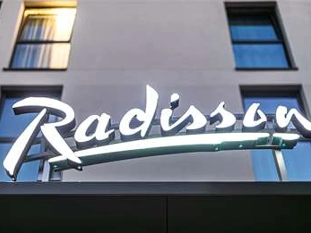 Tagungshotel Radisson Hotel Leipzig | Leipzig Convention Bureau Loggo am Eingang vom Tagungshotel Leipzig - präsentiert vom Leipzig Convention Bureau