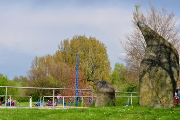 Abenteuerspielplatz (c) Suermann, Marienmünster.JPG Ein Abenteuerspielplatz mit Klettergerüst, Felsen im Vordergrund und spielenden Kindern im Hintergrund.