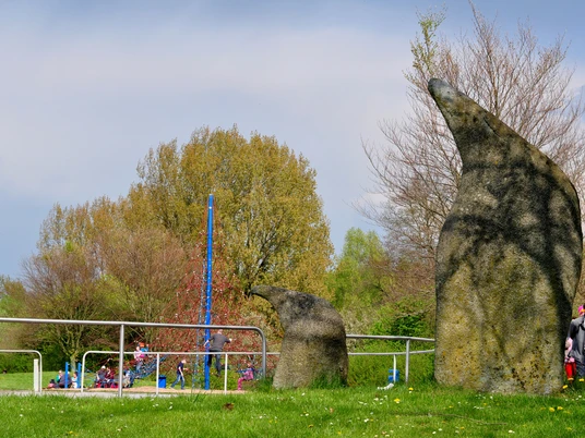 Abenteuerspielplatz (c) Suermann, Marienmünster.JPG Ein Abenteuerspielplatz mit Klettergerüst, Felsen im Vordergrund und spielenden Kindern im Hintergrund.