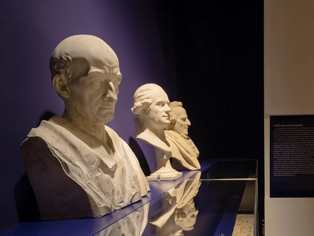 Büsten Leibniz, Lessing, Mendelssohn FO-2021-05081_BLM_Ein-Teil-von-uns_Copyright-Anja-Pröhle.jpg Blick in die Dauerausstellung im Landesmuseum Hinter Aegidien Braunschweig, man sieht Büsten von Leibniz, Lessing und Mendelssohn