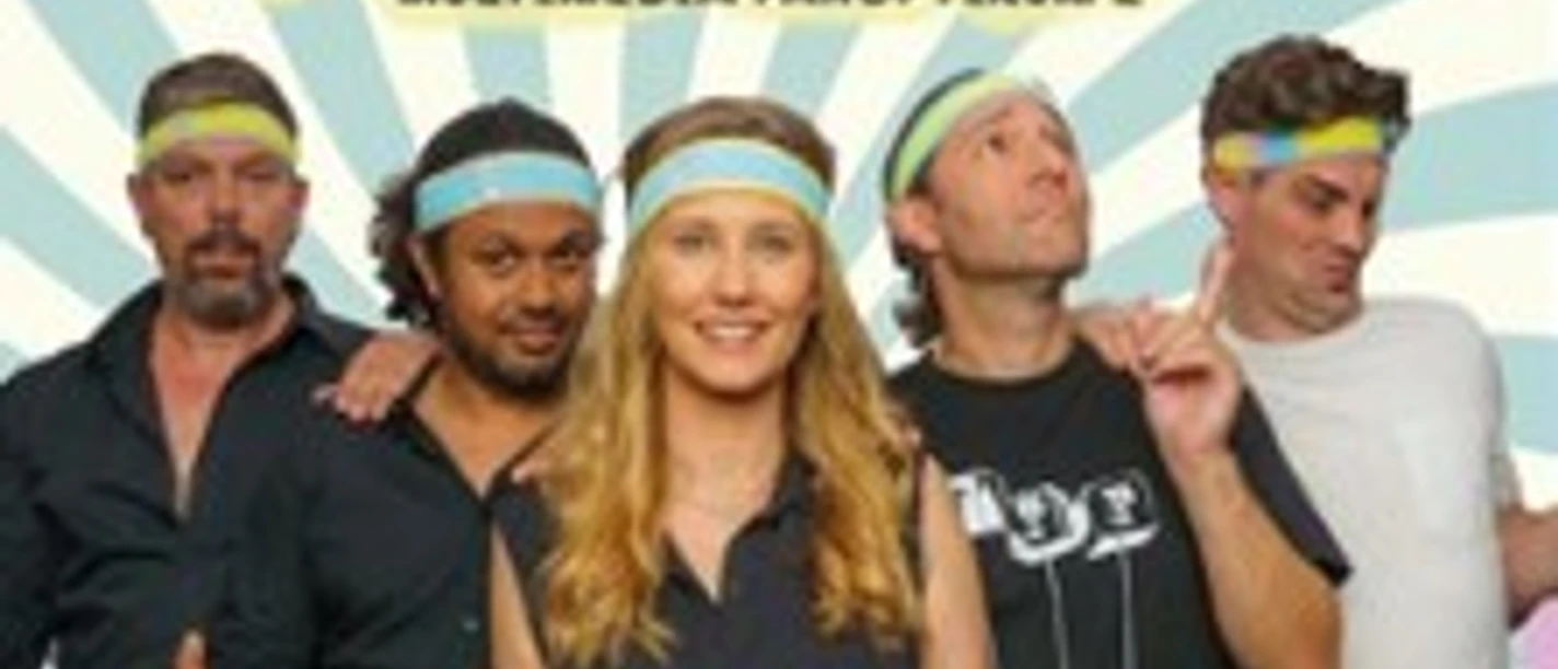 Fünf Personen mit Stirnbändern posieren vor einem pastellfarbenen Hintergrund für ein Comedy-Event.